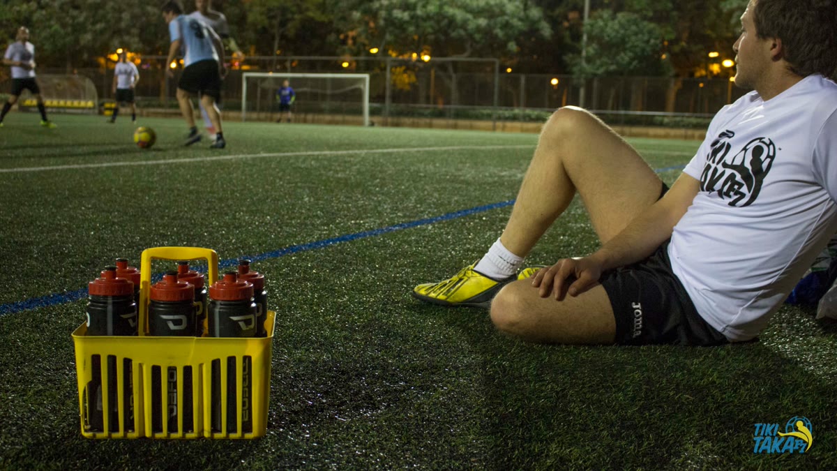 Botellero con agua en el campo de fútbol 7